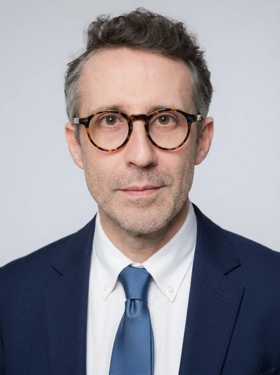 Portrait IA Corporate Classique pour chirurgien-dentiste - fond blanc, tenue professionnelle, éclairage studio